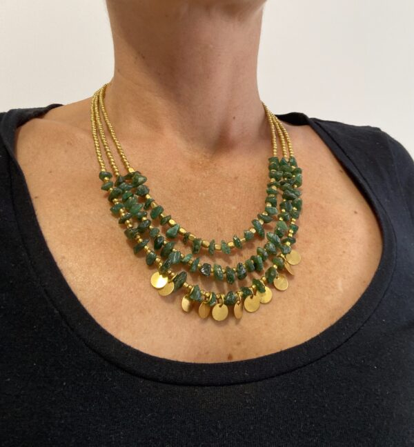 Collana layering con pietre verdi, medagliette color oro, chiusura aggiustabile