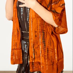Un cardigan boho leggero e fluido, con maniche corte e tessuto coordinato agli abiti Boho Majestic ed Elegance. Perfetto per un look armonioso.