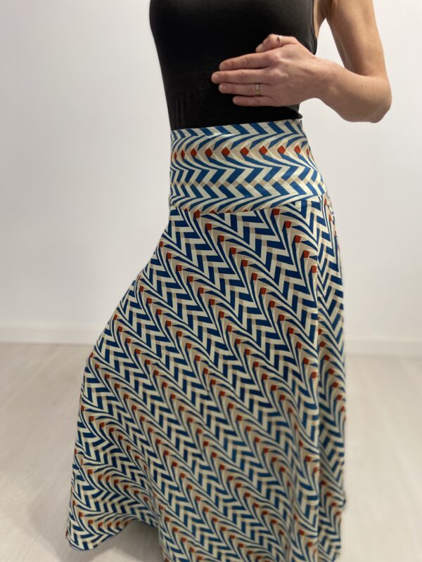 Ethereal Wave Gonna è la gonna lunga perfetta per chi ama la comodità e l'eleganza boho. Morbido, fluido e leggero, si adatta naturalmente ai movimenti del corpo grazie alla vestibilità ottimale e all'elastico in vita. Disponibile in taglia unica e in vari colori.