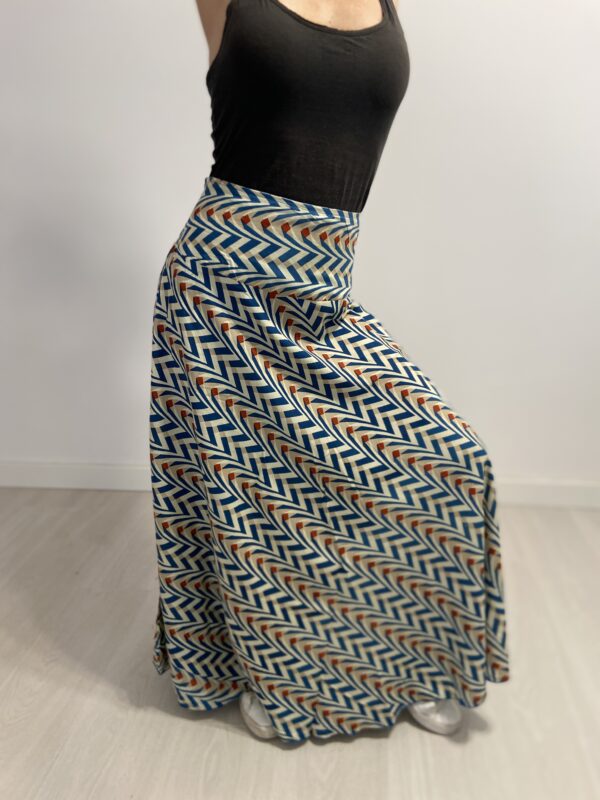 Ethereal Wave Gonna è la gonna lunga perfetta per chi ama la comodità e l'eleganza boho. Morbido, fluido e leggero, si adatta naturalmente ai movimenti del corpo grazie alla vestibilità ottimale e all'elastico in vita. Disponibile in taglia unica e in vari colori.