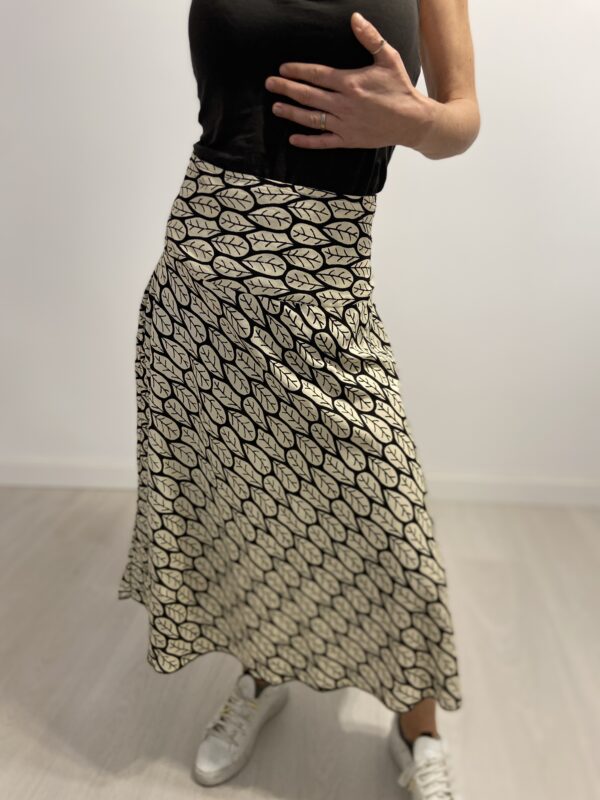 La Ethereal Ripple Gonna è la gonna perfetta per un look leggero e versatile. Morbido e confortevole, con elastico in vita per una vestibilità perfetta, cade dolcemente sotto il ginocchio per un tocco elegante e casual. Disponibile in taglia unica e in vari colori.