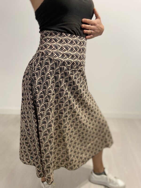 La Ethereal Ripple Gonna è la gonna perfetta per un look leggero e versatile. Morbido e confortevole, con elastico in vita per una vestibilità perfetta, cade dolcemente sotto il ginocchio per un tocco elegante e casual. Disponibile in taglia unica e in vari colori.