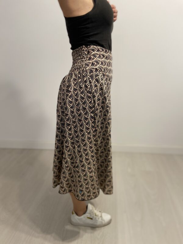 La Ethereal Ripple Gonna è la gonna perfetta per un look leggero e versatile. Morbido e confortevole, con elastico in vita per una vestibilità perfetta, cade dolcemente sotto il ginocchio per un tocco elegante e casual. Disponibile in taglia unica e in vari colori.
