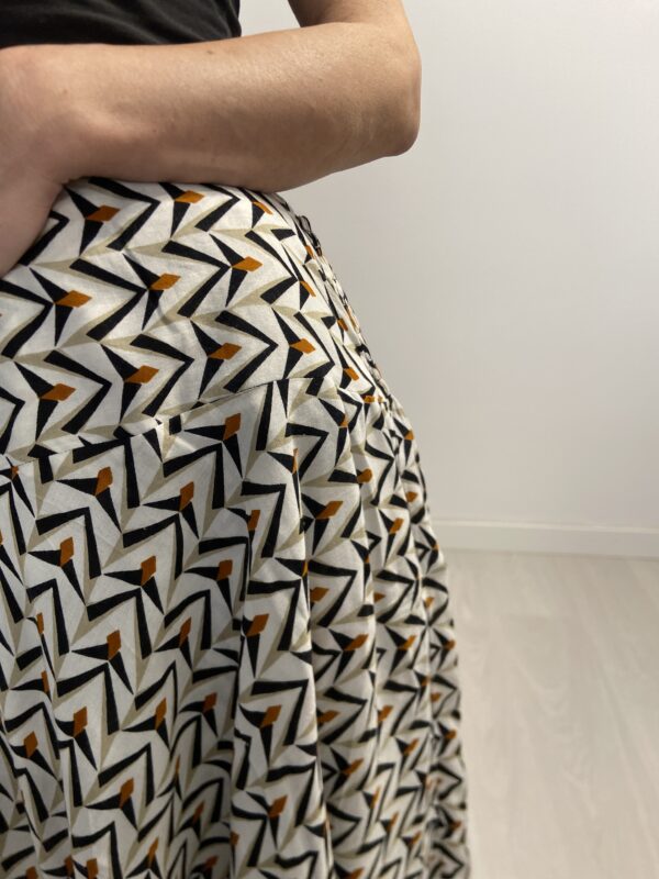 La Ethereal Ripple Gonna è la gonna perfetta per un look leggero e versatile. Morbido e confortevole, con elastico in vita per una vestibilità perfetta, cade dolcemente sotto il ginocchio per un tocco elegante e casual. Disponibile in taglia unica e in vari colori.