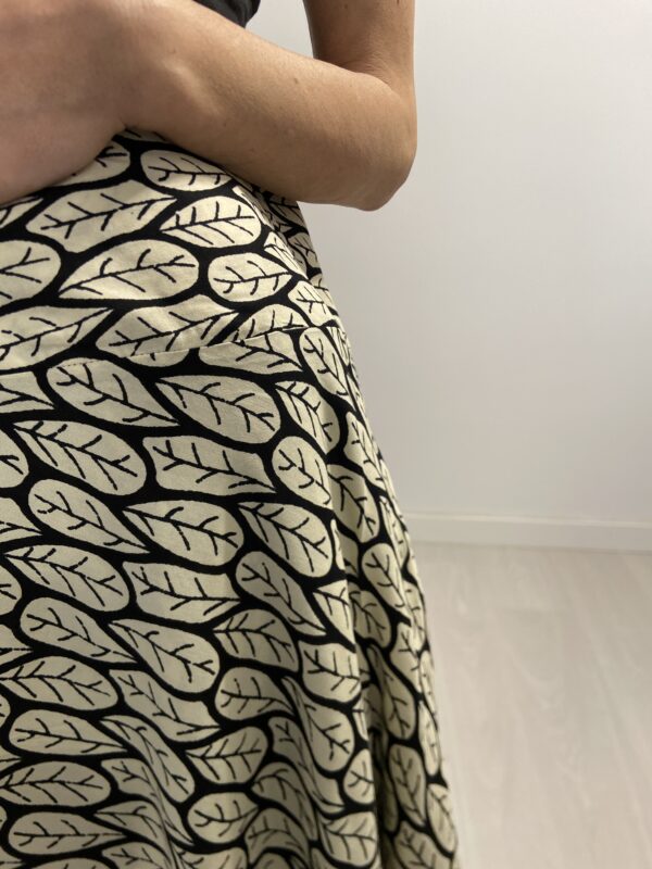 La Ethereal Ripple Gonna è la gonna perfetta per un look leggero e versatile. Morbido e confortevole, con elastico in vita per una vestibilità perfetta, cade dolcemente sotto il ginocchio per un tocco elegante e casual. Disponibile in taglia unica e in vari colori.