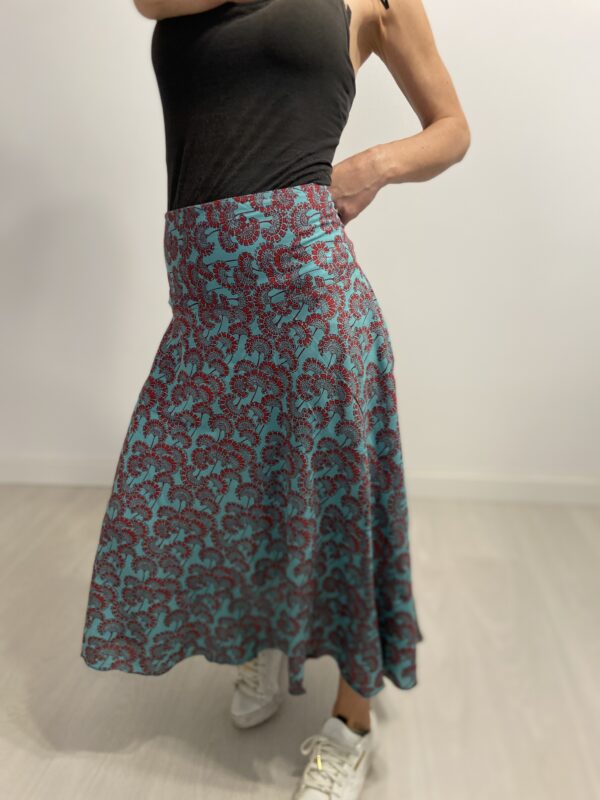 La Ethereal Ripple Gonna è la gonna perfetta per un look leggero e versatile. Morbido e confortevole, con elastico in vita per una vestibilità perfetta, cade dolcemente sotto il ginocchio per un tocco elegante e casual. Disponibile in taglia unica e in vari colori.
