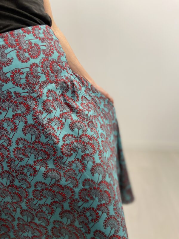 La Ethereal Ripple Gonna è la gonna perfetta per un look leggero e versatile. Morbido e confortevole, con elastico in vita per una vestibilità perfetta, cade dolcemente sotto il ginocchio per un tocco elegante e casual. Disponibile in taglia unica e in vari colori.