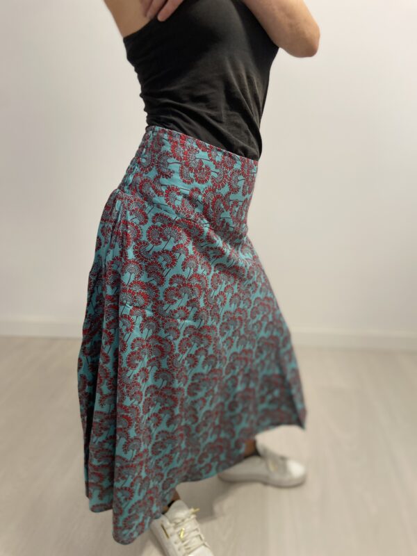 La Ethereal Ripple Gonna è la gonna perfetta per un look leggero e versatile. Morbido e confortevole, con elastico in vita per una vestibilità perfetta, cade dolcemente sotto il ginocchio per un tocco elegante e casual. Disponibile in taglia unica e in vari colori.