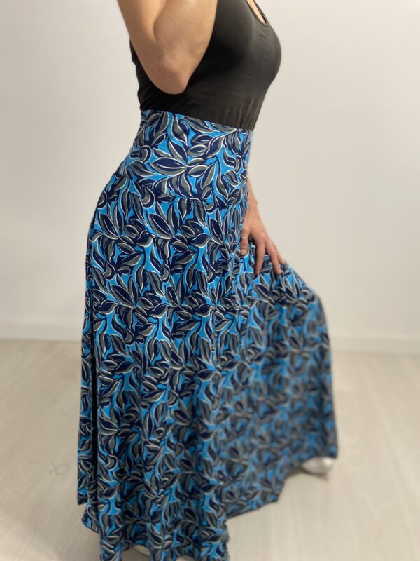 Ethereal Wave Gonna è la gonna lunga perfetta per chi ama la comodità e l'eleganza boho. Morbido, fluido e leggero, si adatta naturalmente ai movimenti del corpo grazie alla vestibilità ottimale e all'elastico in vita. Disponibile in taglia unica e in vari colori.
