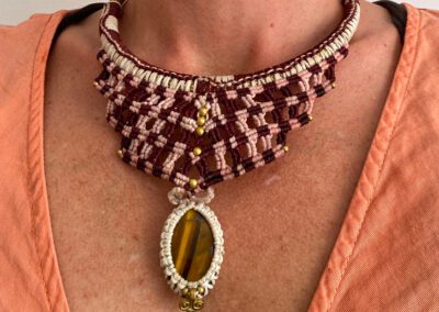 Collana cocker in macramè con pietra centrale. Fatte a mano in India