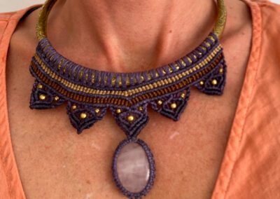 Collana cocker in macramè con pietra centrale