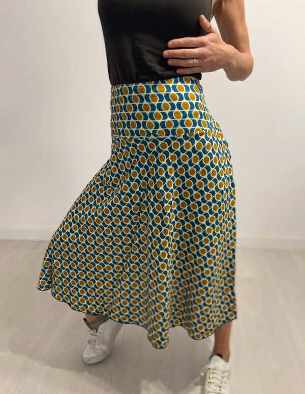 La Ethereal Ripple Gonna è la gonna perfetta per un look leggero e versatile. Morbido e confortevole, con elastico in vita per una vestibilità perfetta, cade dolcemente sotto il ginocchio per un tocco elegante e casual. Disponibile in taglia unica e in vari colori.