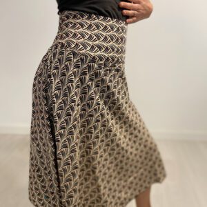 La Ethereal Ripple Gonna è la gonna perfetta per un look leggero e versatile. Morbido e confortevole, con elastico in vita per una vestibilità perfetta, cade dolcemente sotto il ginocchio per un tocco elegante e casual. Disponibile in taglia unica e in vari colori.
