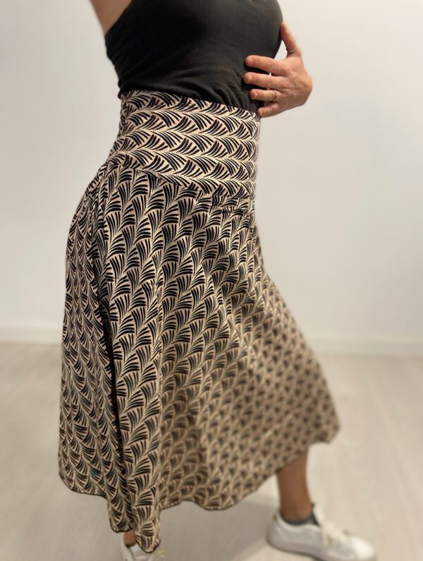 La Ethereal Ripple Gonna è la gonna perfetta per un look leggero e versatile. Morbido e confortevole, con elastico in vita per una vestibilità perfetta, cade dolcemente sotto il ginocchio per un tocco elegante e casual. Disponibile in taglia unica e in vari colori.