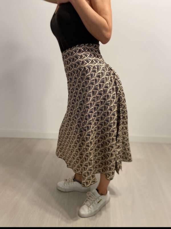 La Ethereal Ripple Gonna è la gonna perfetta per un look leggero e versatile. Morbido e confortevole, con elastico in vita per una vestibilità perfetta, cade dolcemente sotto il ginocchio per un tocco elegante e casual. Disponibile in taglia unica e in vari colori.