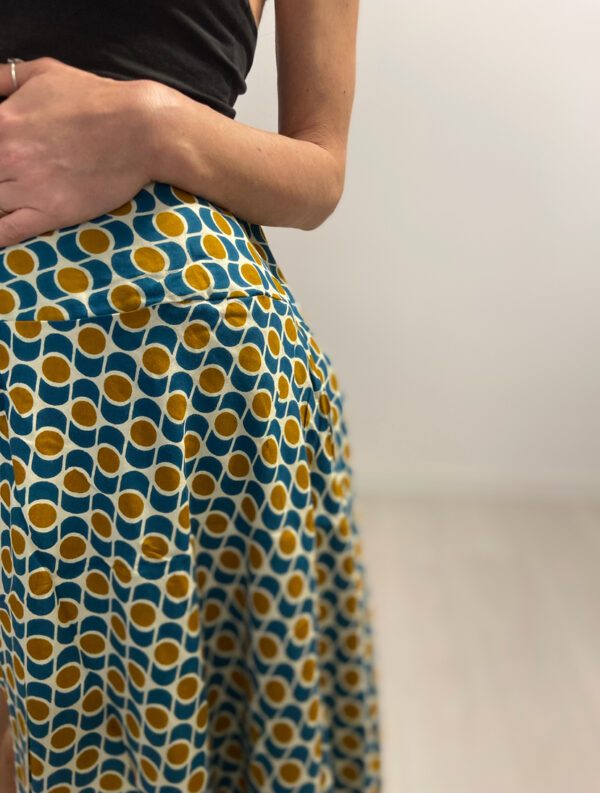 La Ethereal Ripple Gonna è la gonna perfetta per un look leggero e versatile. Morbido e confortevole, con elastico in vita per una vestibilità perfetta, cade dolcemente sotto il ginocchio per un tocco elegante e casual. Disponibile in taglia unica e in vari colori.