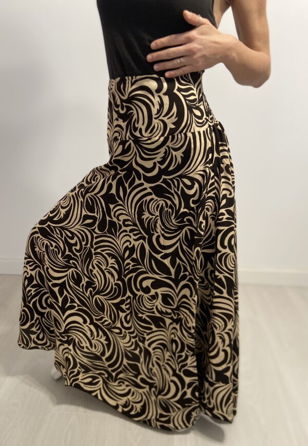 Ethereal Wave Gonna è la gonna lunga perfetta per chi ama la comodità e l'eleganza boho. Morbido, fluido e leggero, si adatta naturalmente ai movimenti del corpo grazie alla vestibilità ottimale e all'elastico in vita. Disponibile in taglia unica e in vari colori.
