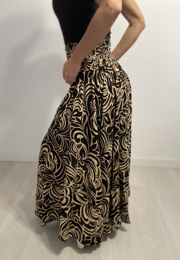 Ethereal Wave Gonna è la gonna lunga perfetta per chi ama la comodità e l'eleganza boho. Morbido, fluido e leggero, si adatta naturalmente ai movimenti del corpo grazie alla vestibilità ottimale e all'elastico in vita. Disponibile in taglia unica e in vari colori.