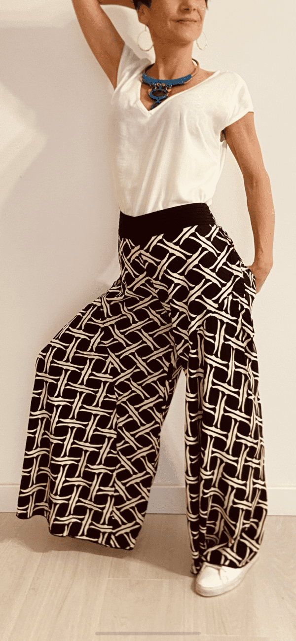 I Wild Harmony Pants sono la fusione perfetta tra comfort e stile boho. Morbido, leggero e fluido, ha una vestibilità ampia e un elastico in vita che si adatta a tutte le taglie. Fatto a mano in India da abili artigiani.