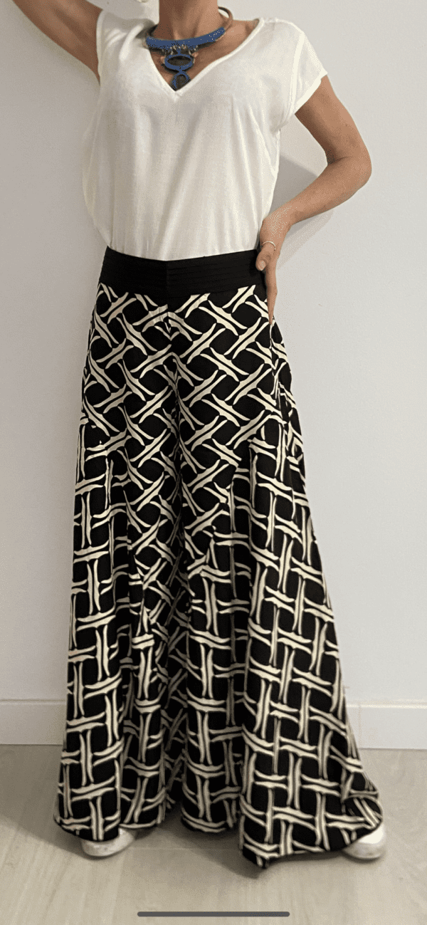 I Wild Harmony Pants sono la fusione perfetta tra comfort e stile boho. Morbido, leggero e fluido, ha una vestibilità ampia e un elastico in vita che si adatta a tutte le taglie. Fatto a mano in India da abili artigiani.