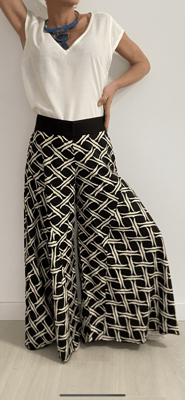 I Wild Harmony Pants sono la fusione perfetta tra comfort e stile boho. Morbido, leggero e fluido, ha una vestibilità ampia e un elastico in vita che si adatta a tutte le taglie. Fatto a mano in India da abili artigiani.