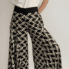I Wild Harmony Pants sono la fusione perfetta tra comfort e stile boho. Morbido, leggero e fluido, ha una vestibilità ampia e un elastico in vita che si adatta a tutte le taglie. Fatto a mano in India da abili artigiani.