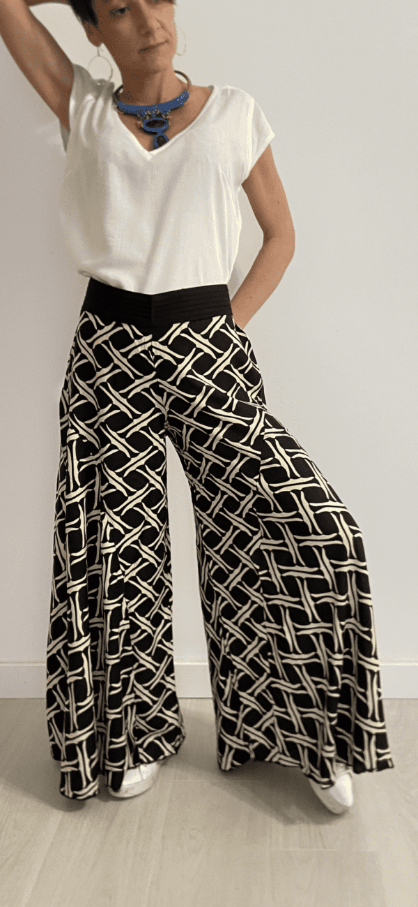 I Wild Harmony Pants sono la fusione perfetta tra comfort e stile boho. Morbido, leggero e fluido, ha una vestibilità ampia e un elastico in vita che si adatta a tutte le taglie. Fatto a mano in India da abili artigiani.