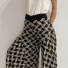 I Wild Harmony Pants sono la fusione perfetta tra comfort e stile boho. Morbido, leggero e fluido, ha una vestibilità ampia e un elastico in vita che si adatta a tutte le taglie. Fatto a mano in India da abili artigiani.