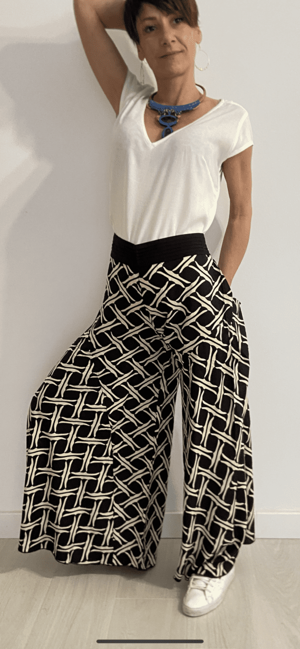 I Wild Harmony Pants sono la fusione perfetta tra comfort e stile boho. Morbido, leggero e fluido, ha una vestibilità ampia e un elastico in vita che si adatta a tutte le taglie. Fatto a mano in India da abili artigiani.