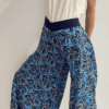 I Wild Harmony Pants sono la fusione perfetta tra comfort e stile boho. Morbido, leggero e fluido, ha una vestibilità ampia e un elastico in vita che si adatta a tutte le taglie. Fatto a mano in India da abili artigiani.