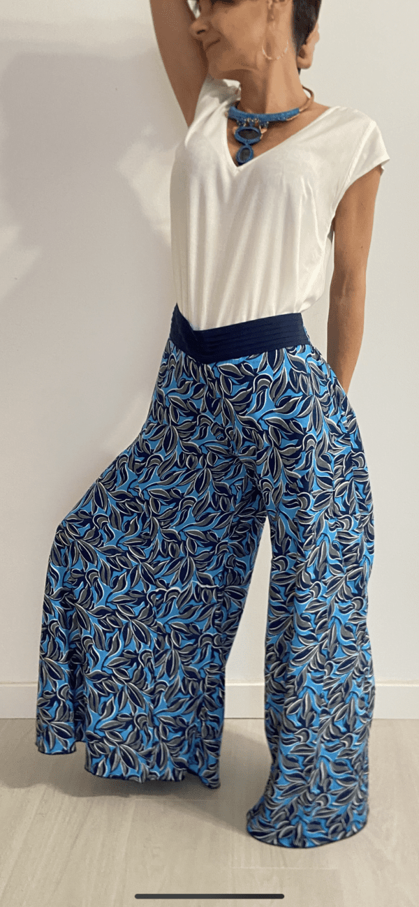 I Wild Harmony Pants sono la fusione perfetta tra comfort e stile boho. Morbido, leggero e fluido, ha una vestibilità ampia e un elastico in vita che si adatta a tutte le taglie. Fatto a mano in India da abili artigiani.