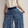 I Wild Harmony Pants sono la fusione perfetta tra comfort e stile boho. Morbido, leggero e fluido, ha una vestibilità ampia e un elastico in vita che si adatta a tutte le taglie. Fatto a mano in India da abili artigiani.