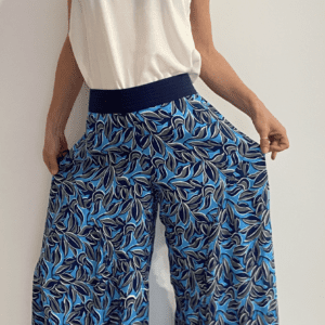 I Wild Harmony Pants sono la fusione perfetta tra comfort e stile boho. Morbido, leggero e fluido, ha una vestibilità ampia e un elastico in vita che si adatta a tutte le taglie. Fatto a mano in India da abili artigiani.