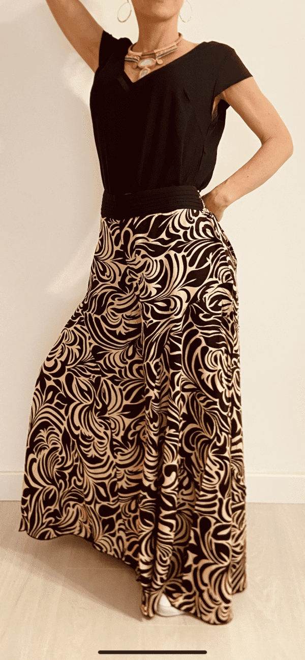 La gonna lunga perfetta per chi ama la comodità e l'eleganza boho. Morbido, fluido e leggero, si adatta naturalmente ai movimenti del corpo grazie alla vestibilità ottimale e all'elastico in vita.