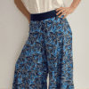 I Wild Harmony Pants sono la fusione perfetta tra comfort e stile boho. Morbido, leggero e fluido, ha una vestibilità ampia e un elastico in vita che si adatta a tutte le taglie. Fatto a mano in India da abili artigiani.