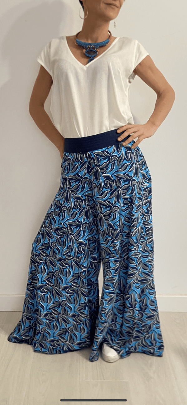I Wild Harmony Pants sono la fusione perfetta tra comfort e stile boho. Morbido, leggero e fluido, ha una vestibilità ampia e un elastico in vita che si adatta a tutte le taglie. Fatto a mano in India da abili artigiani.