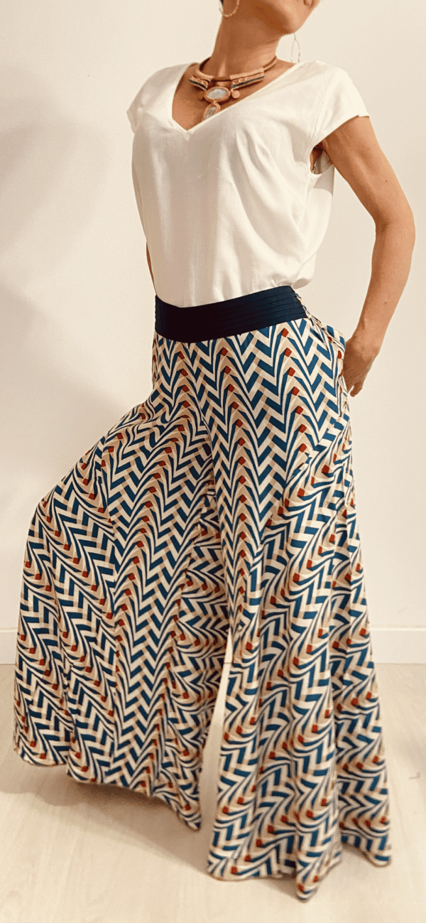 I Wild Harmony Pants sono la fusione perfetta tra comfort e stile boho. Morbido, leggero e fluido, ha una vestibilità ampia e un elastico in vita che si adatta a tutte le taglie. Fatto a mano in India da abili artigiani.