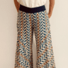 I Wild Harmony Pants sono la fusione perfetta tra comfort e stile boho. Morbido, leggero e fluido, ha una vestibilità ampia e un elastico in vita che si adatta a tutte le taglie. Fatto a mano in India da abili artigiani.