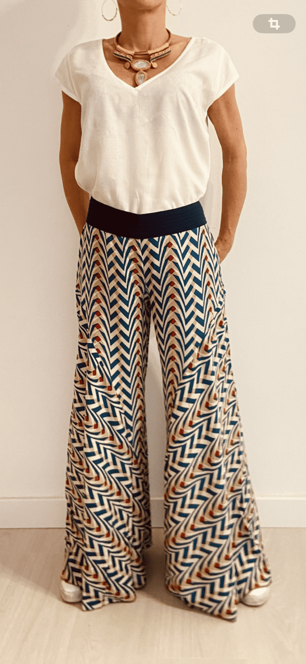 I Wild Harmony Pants sono la fusione perfetta tra comfort e stile boho. Morbido, leggero e fluido, ha una vestibilità ampia e un elastico in vita che si adatta a tutte le taglie. Fatto a mano in India da abili artigiani.