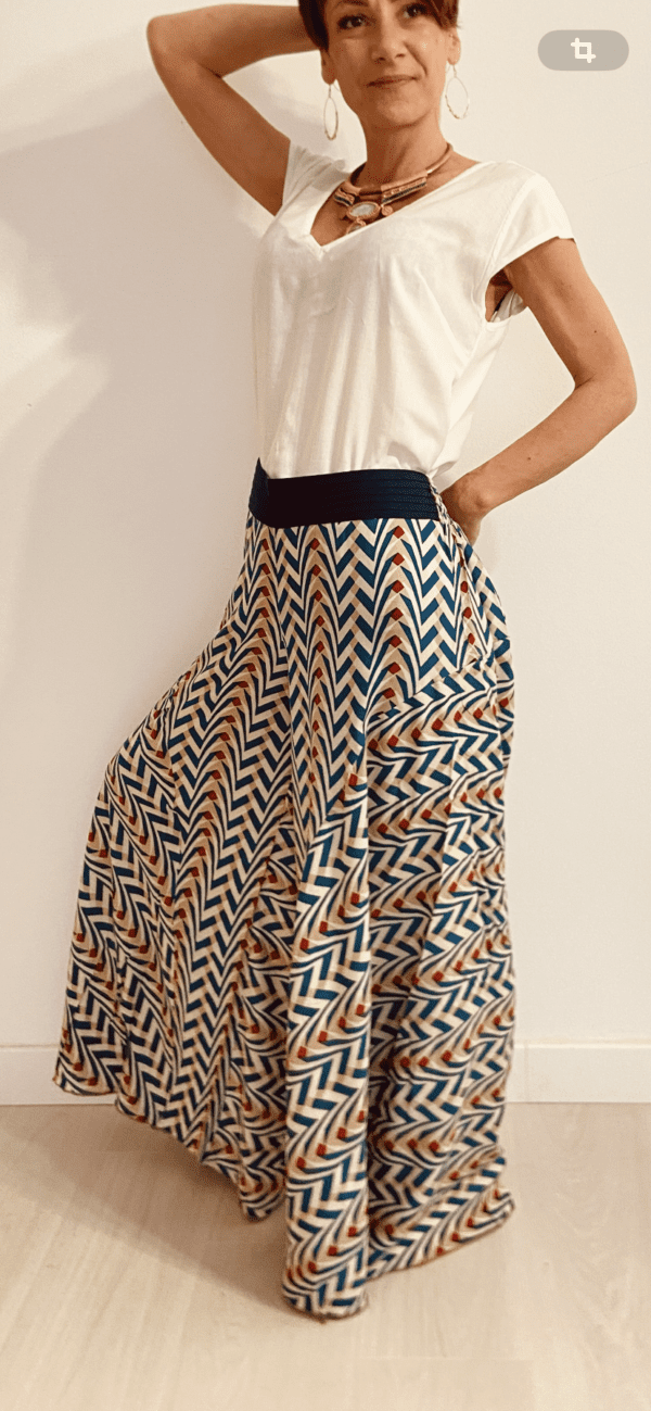I Wild Harmony Pants sono la fusione perfetta tra comfort e stile boho. Morbido, leggero e fluido, ha una vestibilità ampia e un elastico in vita che si adatta a tutte le taglie. Fatto a mano in India da abili artigiani.