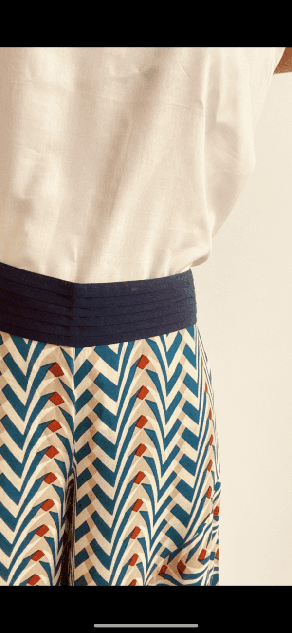 I Wild Harmony Pants sono la fusione perfetta tra comfort e stile boho. Morbido, leggero e fluido, ha una vestibilità ampia e un elastico in vita che si adatta a tutte le taglie. Fatto a mano in India da abili artigiani.