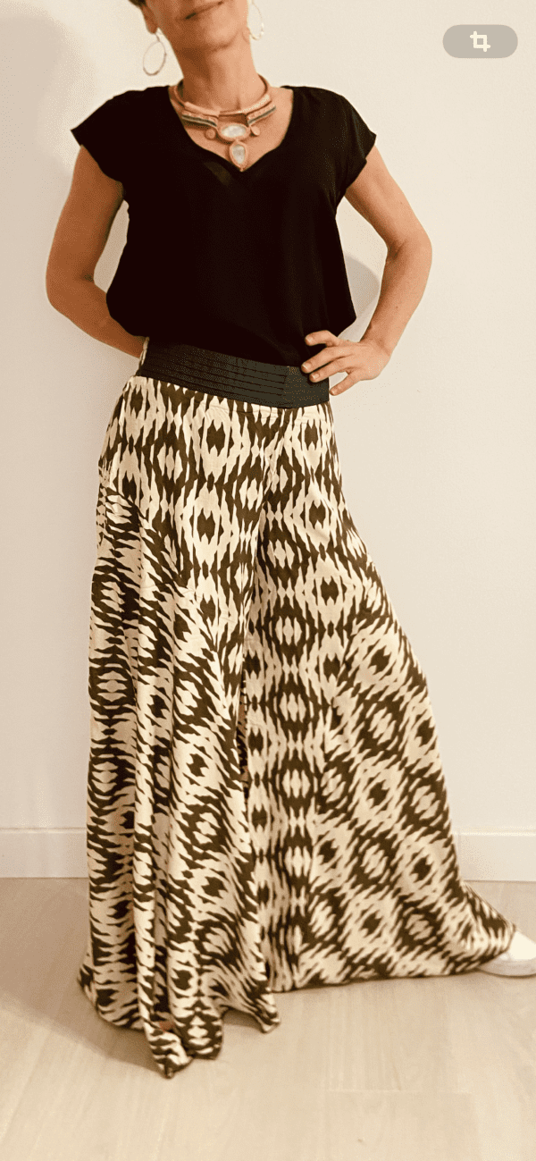 I Wild Harmony Pants sono la fusione perfetta tra comfort e stile boho. Morbido, leggero e fluido, ha una vestibilità ampia e un elastico in vita che si adatta a tutte le taglie. Fatto a mano in India da abili artigiani.