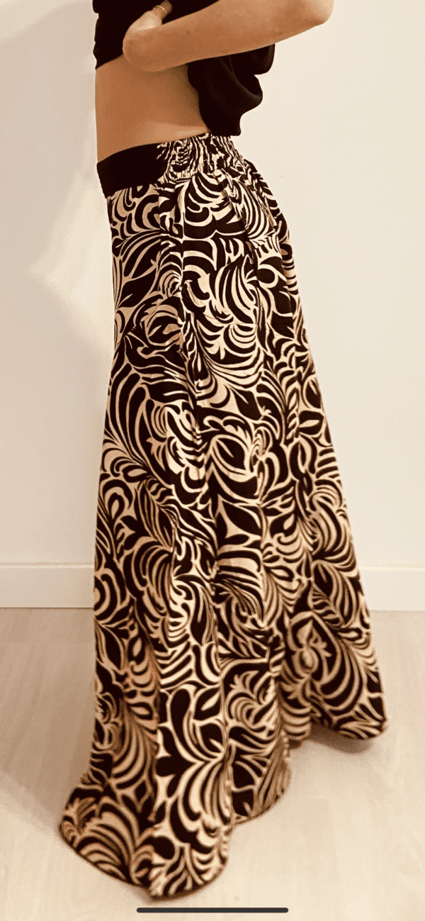 I Wild Harmony Pants sono la fusione perfetta tra comfort e stile boho. Morbido, leggero e fluido, ha una vestibilità ampia e un elastico in vita che si adatta a tutte le taglie. Fatto a mano in India da abili artigiani.