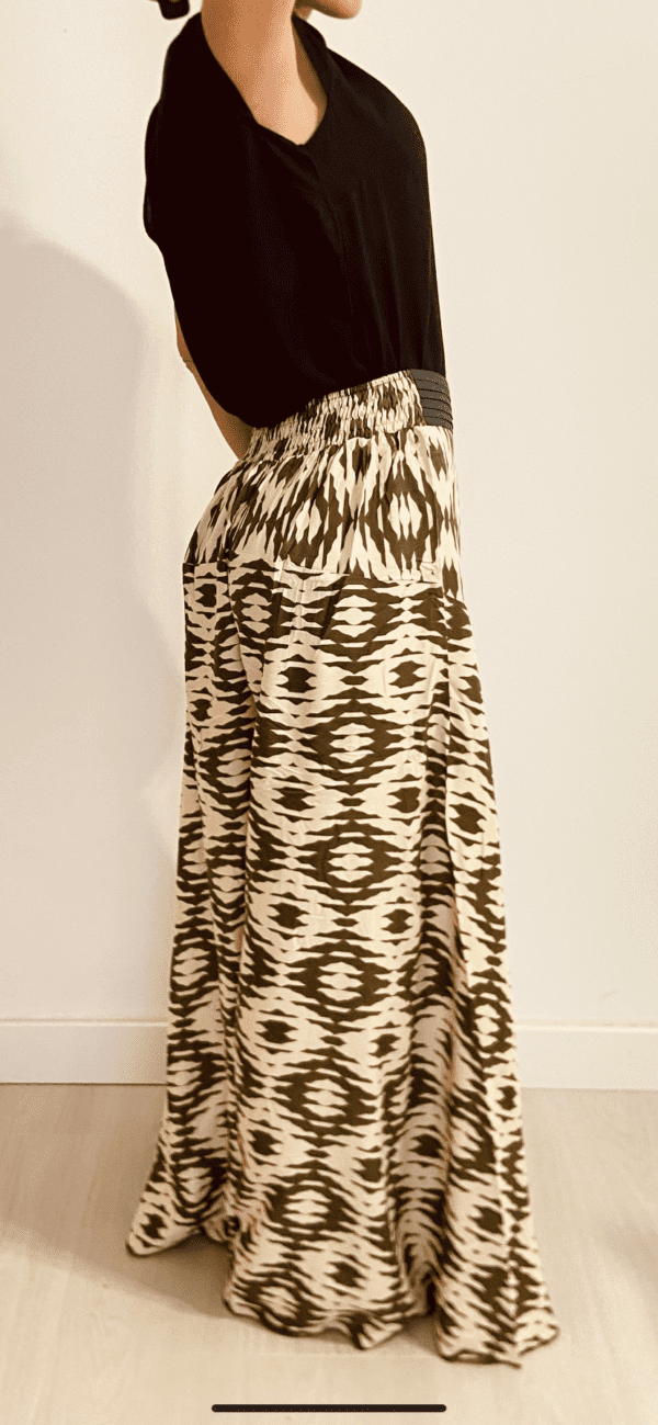 I Wild Harmony Pants sono la fusione perfetta tra comfort e stile boho. Morbido, leggero e fluido, ha una vestibilità ampia e un elastico in vita che si adatta a tutte le taglie. Fatto a mano in India da abili artigiani.