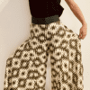I Wild Harmony Pants sono la fusione perfetta tra comfort e stile boho. Morbido, leggero e fluido, ha una vestibilità ampia e un elastico in vita che si adatta a tutte le taglie. Fatto a mano in India da abili artigiani.