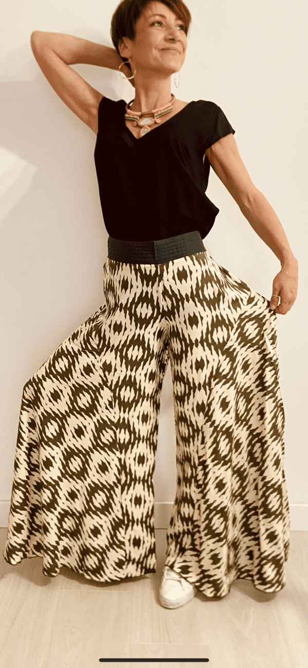 I Wild Harmony Pants sono la fusione perfetta tra comfort e stile boho. Morbido, leggero e fluido, ha una vestibilità ampia e un elastico in vita che si adatta a tutte le taglie. Fatto a mano in India da abili artigiani.