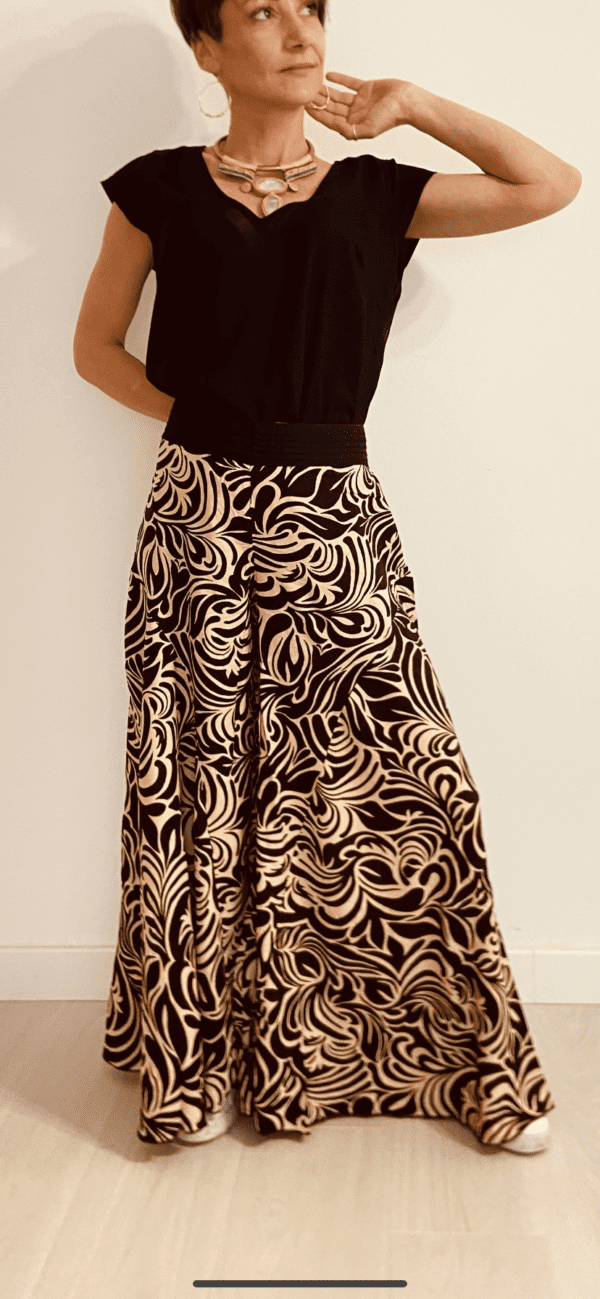 I Wild Harmony Pants sono la fusione perfetta tra comfort e stile boho. Morbido, leggero e fluido, ha una vestibilità ampia e un elastico in vita che si adatta a tutte le taglie. Fatto a mano in India da abili artigiani.
