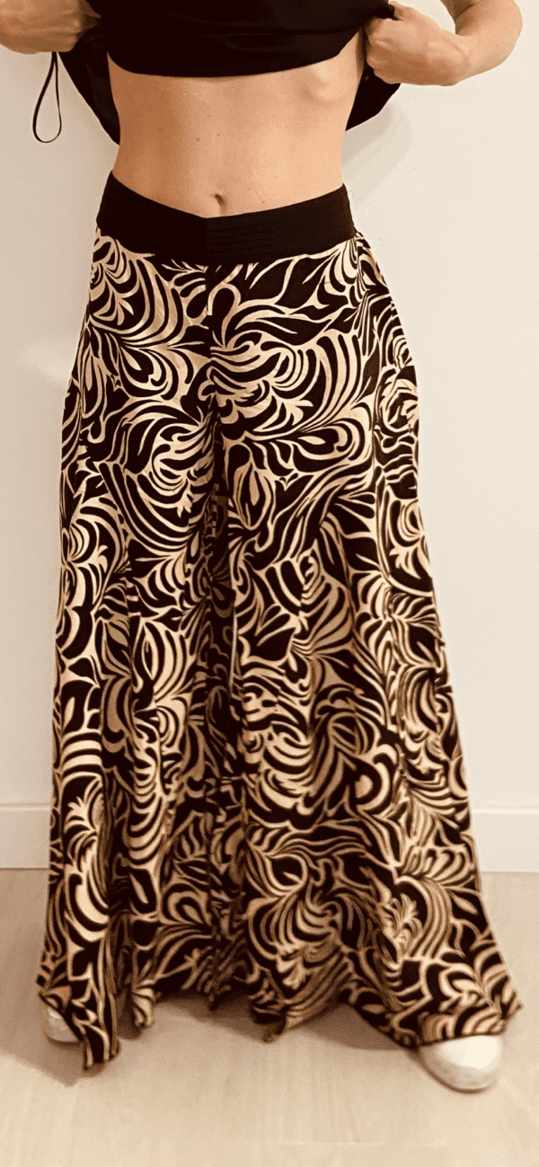 I Wild Harmony Pants sono la fusione perfetta tra comfort e stile boho. Morbido, leggero e fluido, ha una vestibilità ampia e un elastico in vita che si adatta a tutte le taglie. Fatto a mano in India da abili artigiani.