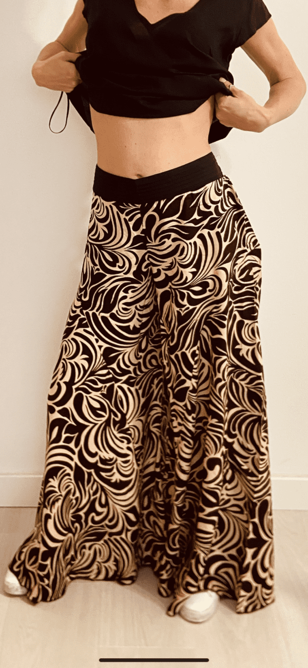 I Wild Harmony Pants sono la fusione perfetta tra comfort e stile boho. Morbido, leggero e fluido, ha una vestibilità ampia e un elastico in vita che si adatta a tutte le taglie. Fatto a mano in India da abili artigiani.