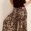 I Wild Harmony Pants sono la fusione perfetta tra comfort e stile boho. Morbido, leggero e fluido, ha una vestibilità ampia e un elastico in vita che si adatta a tutte le taglie. Fatto a mano in India da abili artigiani.